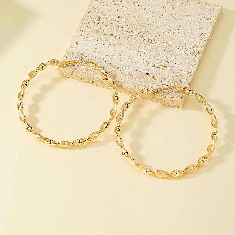 

Серьги-пусеты из матового геометрического круга с плетением