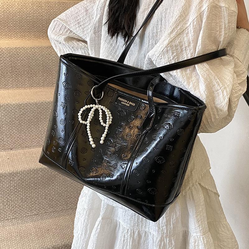 Simple and cute embossed sweet wind tote bag large capacity leisure commuting class versatile shoulder bag