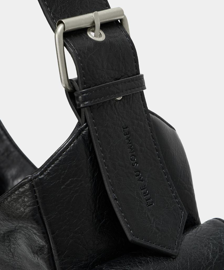 Etre Au Sommet Strap Belt Eyelet Cross Big Bag (Black)