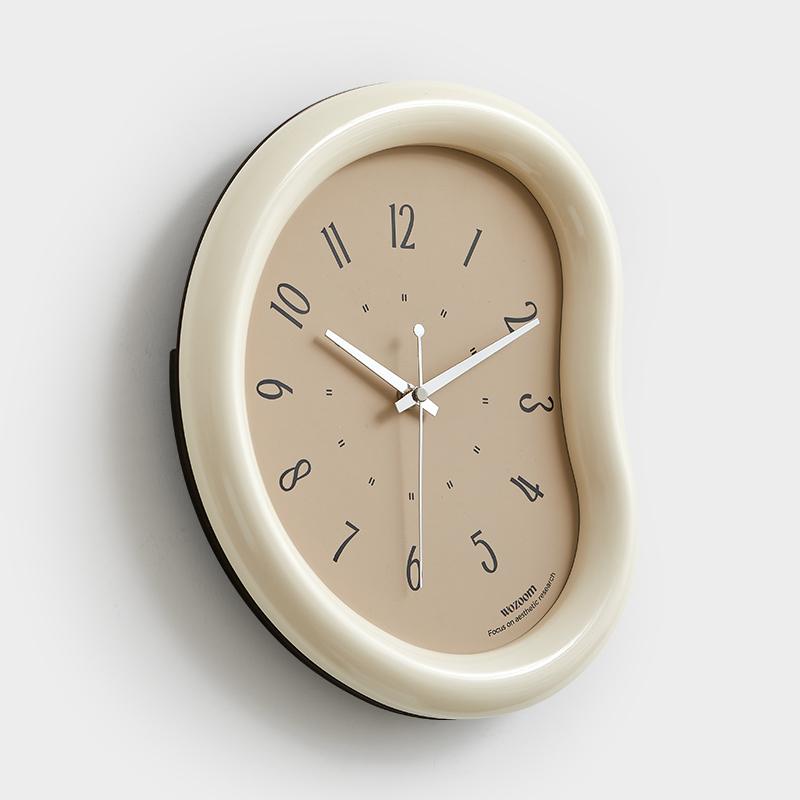 European Aesthetic Clock Wall Modern Art Creative Design Living Room Interior Wall Watch Simple Light Luxury Wanduhr Decor