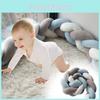 Einzigartiger handgefertigter Babybett-Stoßschutz mit weichen gedrehten Knoten für zusätzliche Sicherheit und Stil