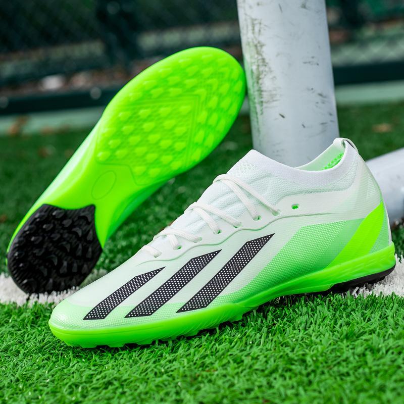 Seamless fly-woven football shoes men's and women's low-top long nails grass broken nails competition training shoes