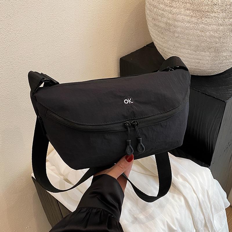 

New solid color casual simple lightweight versatile shoulder messenger bag commuter large capacity dumpling tote bag women чорний