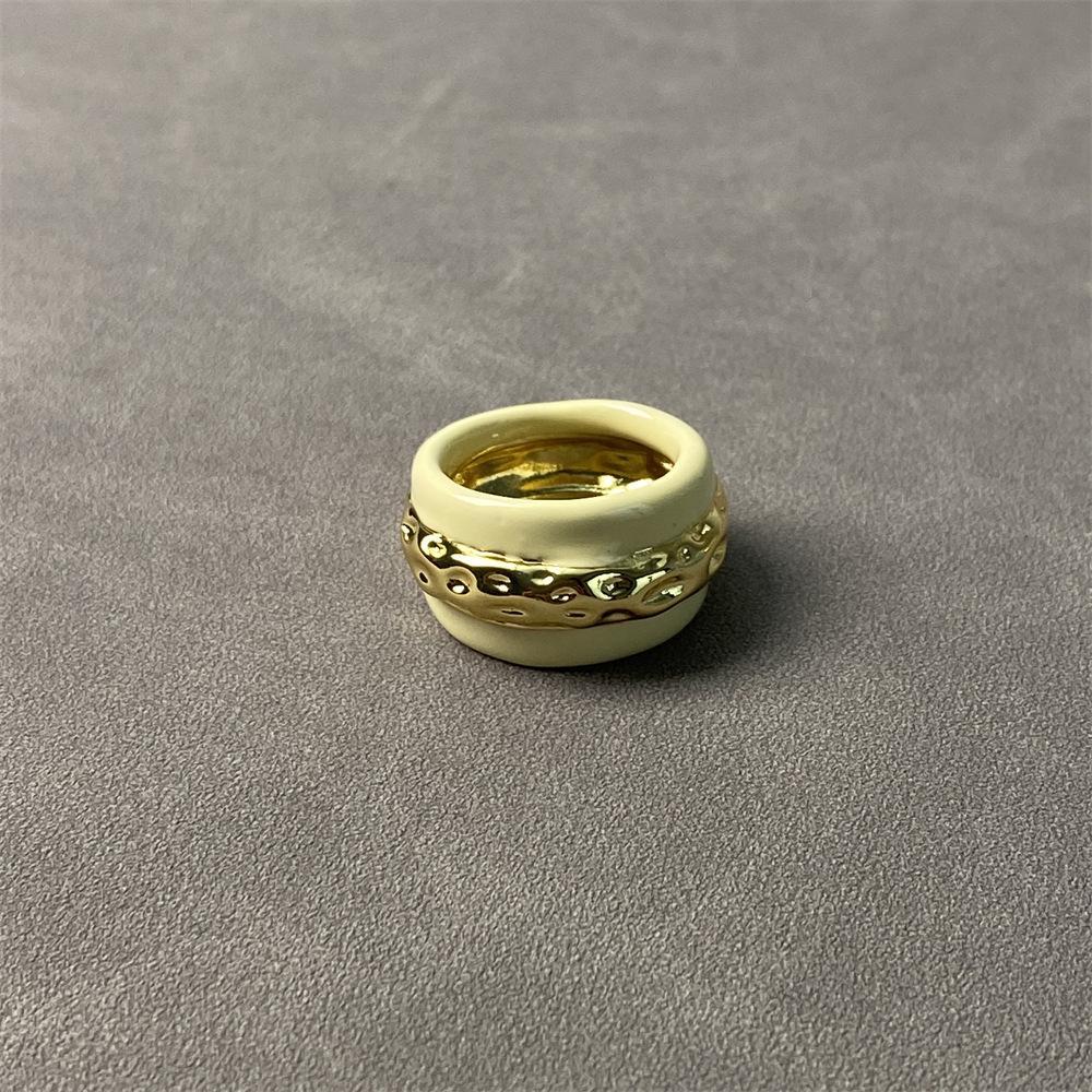 Mao Xiaotong Französisches Design Emaille-Ring & Aurelie Bidermann Schwarz/Weiß Breites Armband