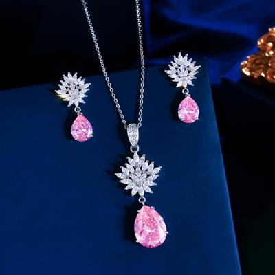 Leichter Luxus Prinzessin Rosa Diamant Ohrringe Halskette Set Voll von Zirkon Rosa Wassertropfen Schlüsselbeinkette Stecker Ohrringe Blume Set