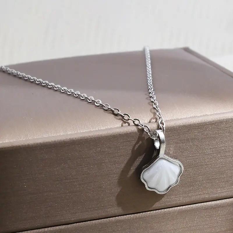 Doppellagige Schmetterlings-Schlüsselbeinkette: Eleganter Damen-Choker mit trendigem Nischen-Anhängerdesign  für 2024.
