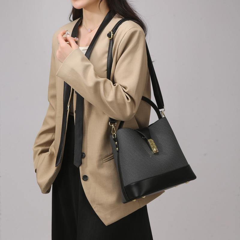 Large-capacity versatile bucket bag, commuter bag, simple and high-end women's bag, new shoulder portable messenger women's bag.