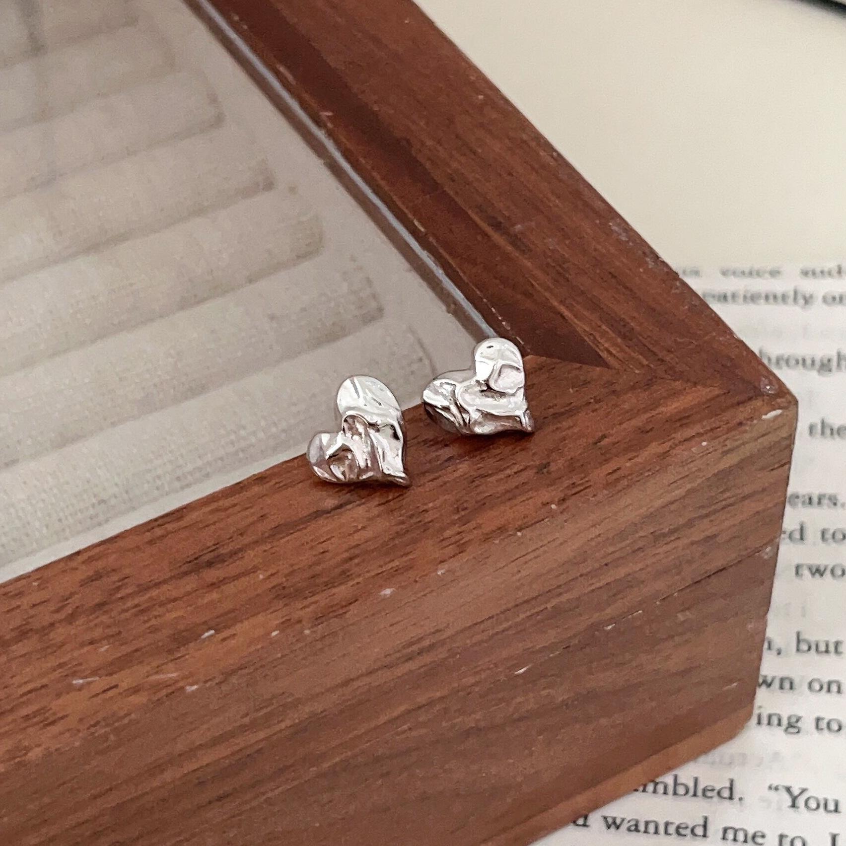 

Yinruitai S925 Sterling Silver Irregular Tin Foil Textured Heart Earrings - Cold Style Commuting Jewelry for Women Sterling Silver 925 платиновый