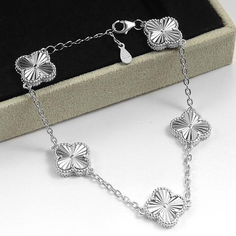 Women's Four-Leaf Clover Bracelet – 18K Gold Plated with Double-Sided Mother-of-Pearl, Elegant High-Quality Accessory, Chic and Lucky Design.