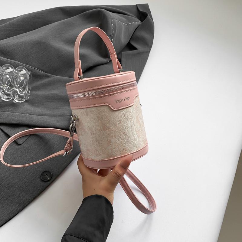 Stilvolle Lässige Beuteltasche Für Damen In Trendigen Herbstfarben Mit Schlankem Urbanem Design