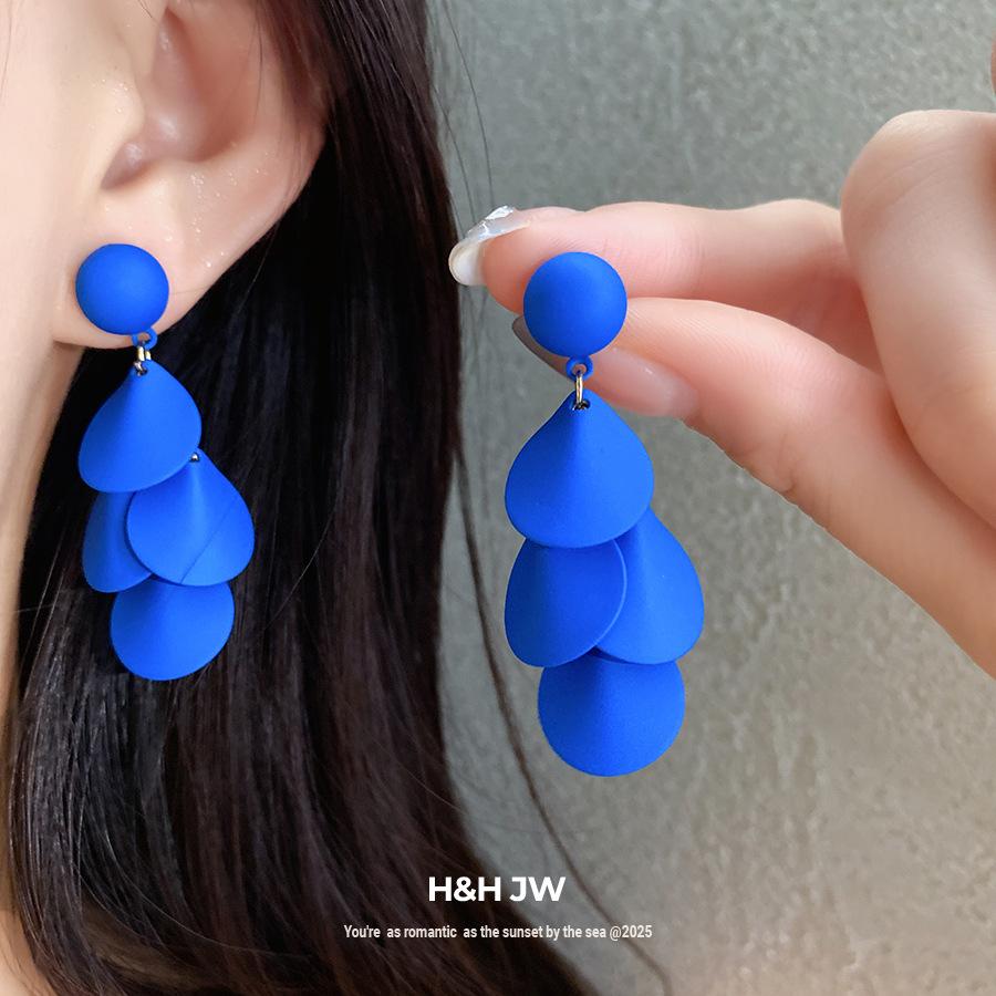Silver needle spray paint round fringed earrings fashionable and simple versatile commuter temperament earrings light luxury high-end earrings women
