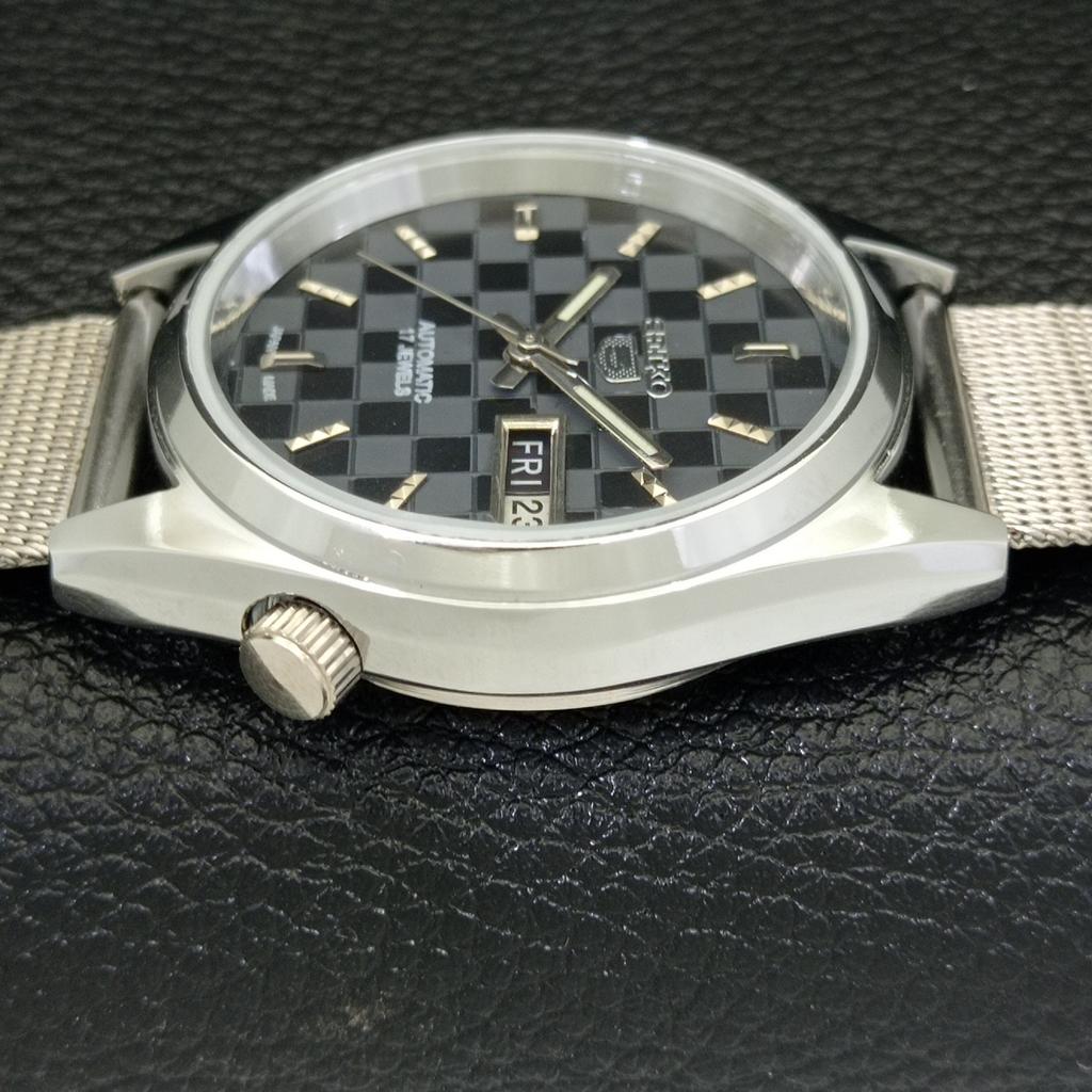 AUTOMATIC VINTAGE SEIKO 5 REFURBISHED JAPAN MENS BLACK DIAL WATCH a440442-4