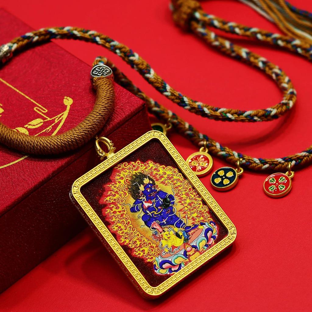 Schwarzer Dzambala Sechsarmiger Mahakala Thangka Anhänger mit Fünf Reichtumsgöttern und Ga'u Box Kette