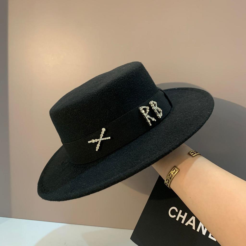 New Fedoras Women's Hat Flat Top Cap French Elegant Straw Hat Fedora Pearl Chain Hat Travel Beach Hat Panama Wide Brim Hat