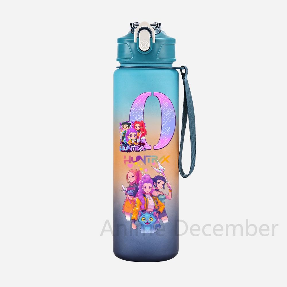 Anime K-Pop Lovci démonů A-Z Anglické písmeno Potisk Modrý hrnek na vodu Lovci démonů Velkoobjemová Venkovní Přenosná Láhev na pití pro Chlapce Dívku Dárek