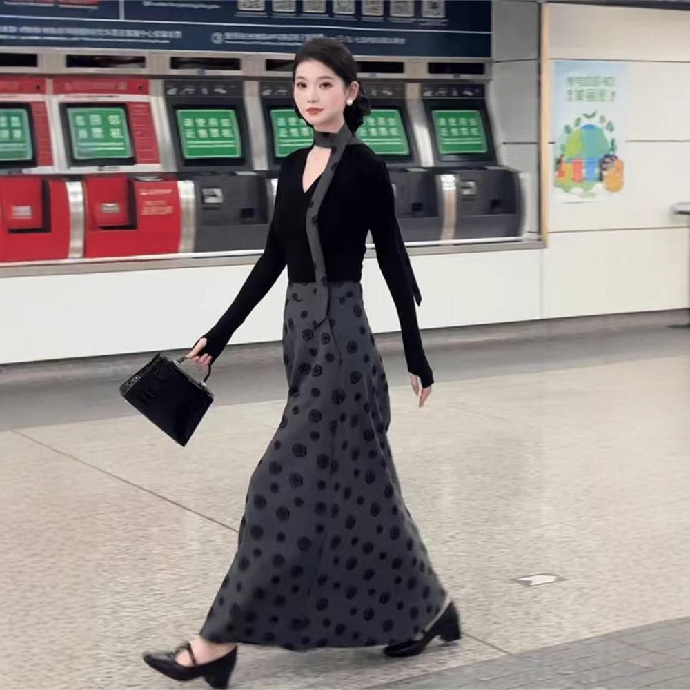 

Yitong Celebrity-Inspired Velvet T-Shirt and Polka Dot Skirt Set for Plus Size Women XL for 120-135 jin