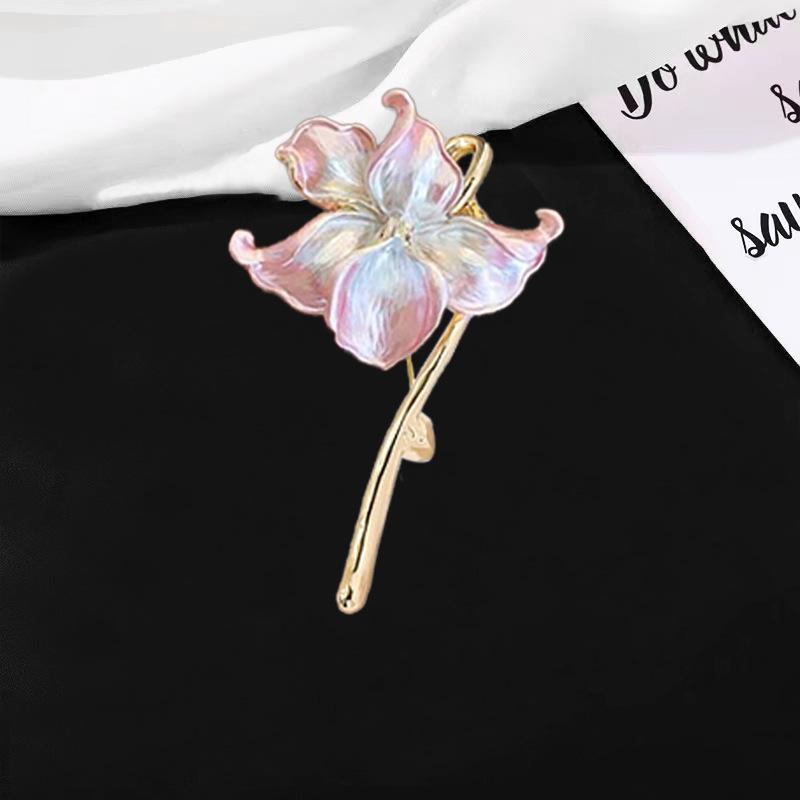 

Elegant Retro Water Lily Brooch with 3D Enamel Flower for Cheongsam Suit