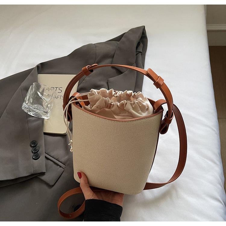 Niche design contrasting color portable bucket bag women's 2025 new casual retro handbag Korean version shoulder messenger bag