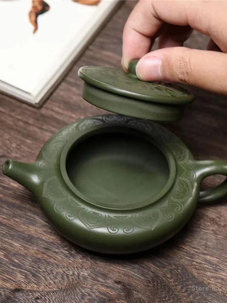 

170CC Чайник ручной работы из зеленой глины Исинская фиолетовая глина Ручная резьба Плоский утренний чайник Набор для чая Пуэр Чайная посуда Кунг-фу Китайский 1 шт. 24082