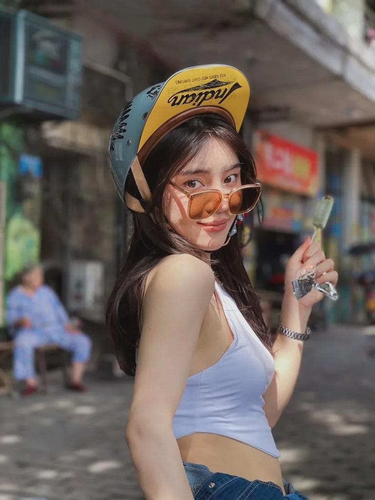 Fashionable Unisex Four-Season Motorcycle Helmet with Sun Protection, Half-Covered Design, Summer-Ready