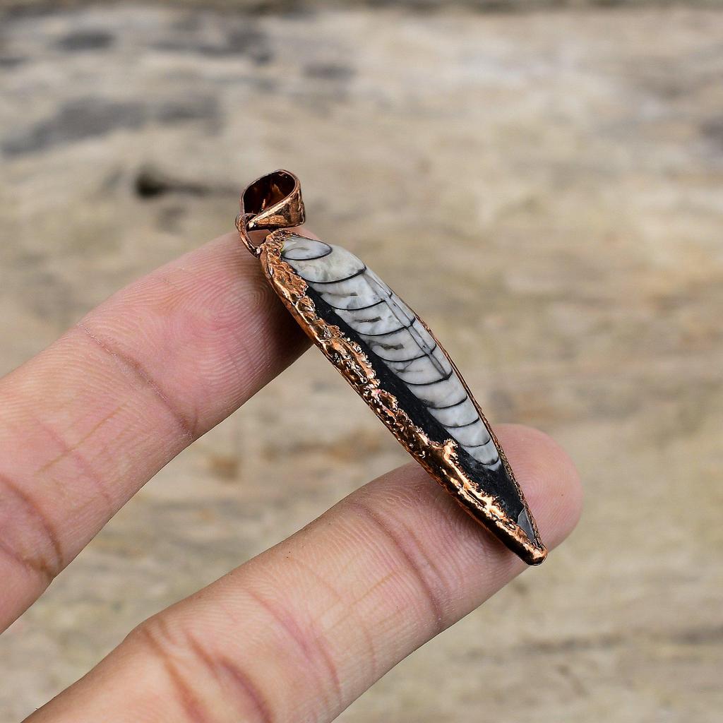 Wisiorek z skamieniałością Orthoceras, Wisiorek z miedzi elektroformowanej, Ręcznie robiony wisiorek, Biżuteria elektroformowana, Wisiorek z kamieniem szlachetnym, Prezent dla kobiet, Biżuteria miedziana