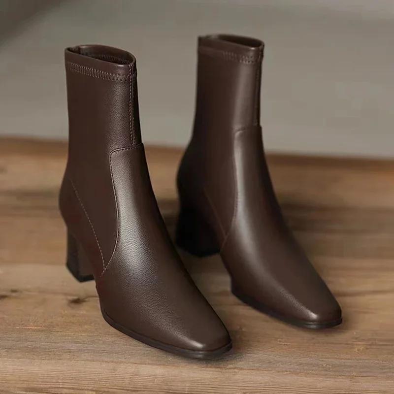 Moda Nuevos Botines Chelsea Zapatos de Mujer Tobillo Grueso Gótico Tacones Medios 2024 Marca Invierno Moda Botas de Punta Motocicleta Botas Mujer