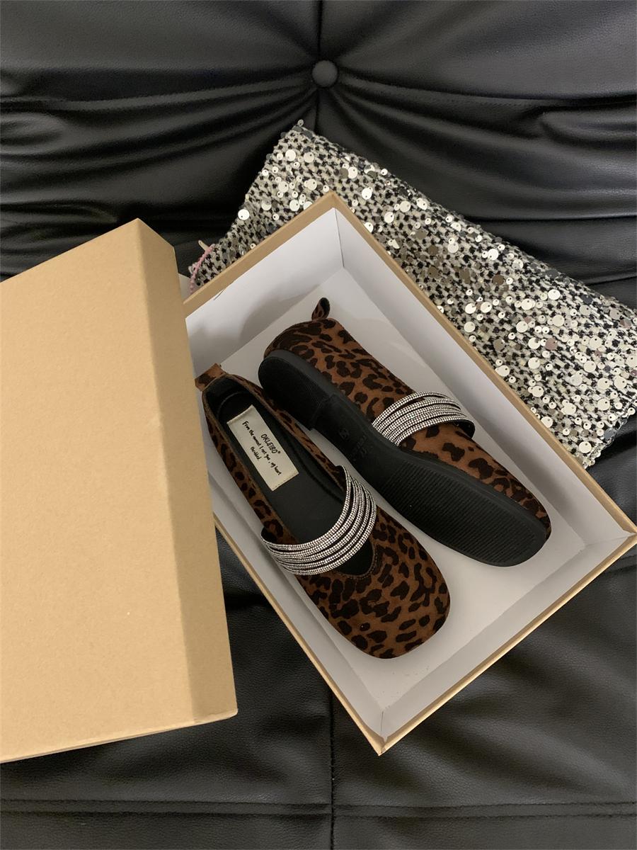 

Южная Корея супер огонь квадратный носок плоская подошва туфли-лодочки 2024 осень новинка стразы тонкий ремешок женская обувь 40 цветной печати леопарда