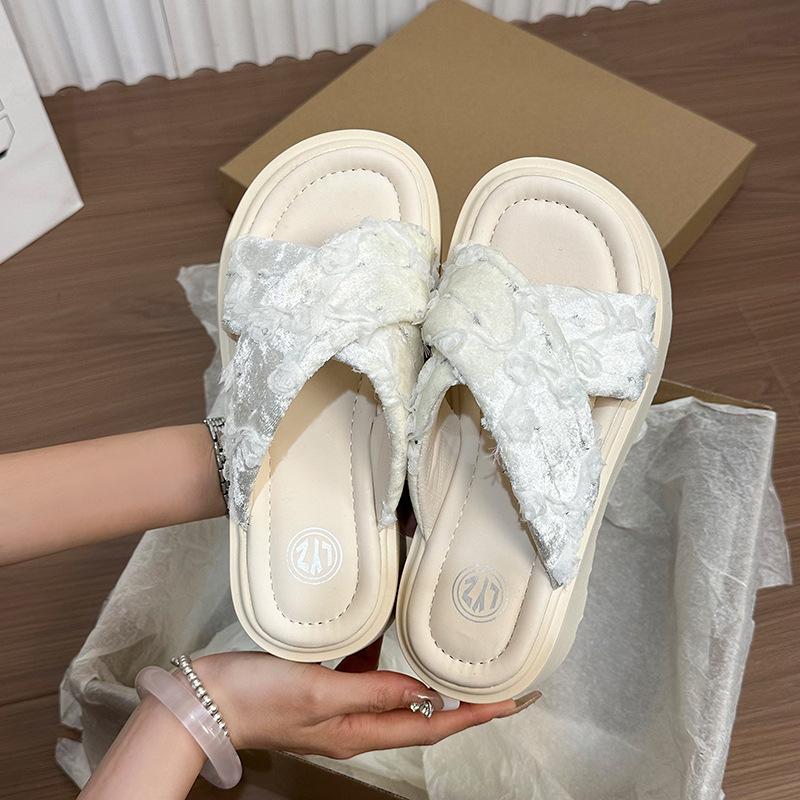 Beautiful fairy style slippers female summer wear 2025 new thick bottom heightened non-slip skirt beach cool slippers
