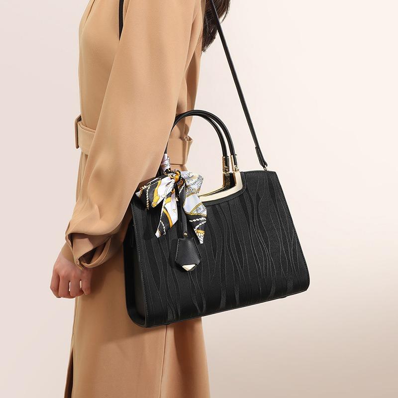 Handbag bag new spring autumn and winter high-end leather women's bag commuter messenger bag temperament shoulder mother bag