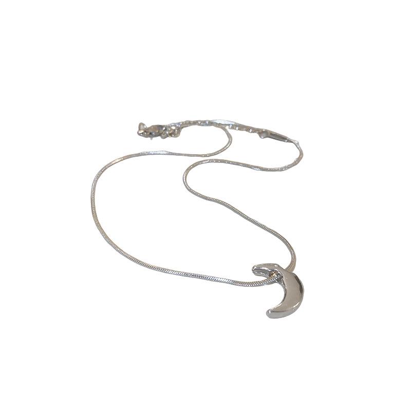 Elegant Metal Moon Choker Necklace for Women – High-End Cold Style and Unique Fashion Statement
