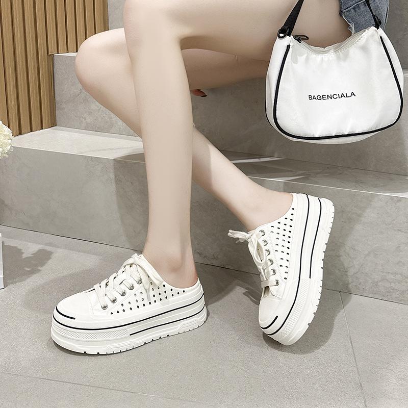 Sac célébrité internet pantoufles tête de sac chaussures à trous pour femmes nouvelles semelles épaisses polyvalentes été 2025 étudiants nouvelles petites chaussures blanches
