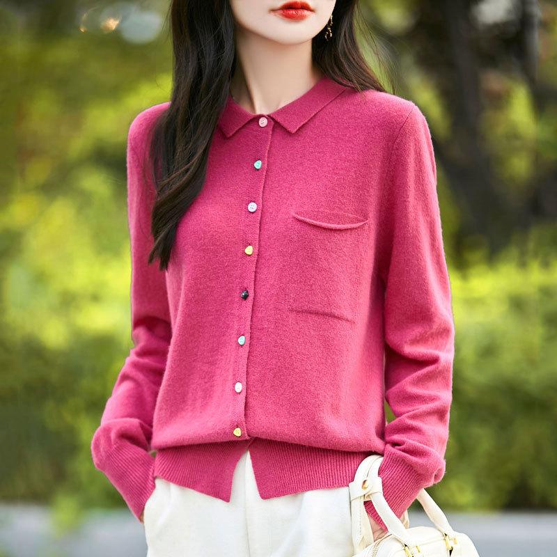 

Новый весенне-осенний трикотажный свитер в корейском стиле для нежных женщин, однотонный и элегантный, с красочными пуговицами и небольшим воротником для повседневной носки XL малиновый