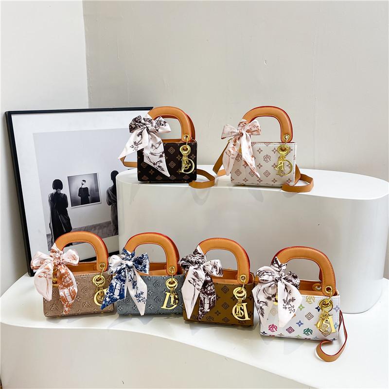 Women's bag high-end light luxury Princess Diana bag 2025 new shoulder messenger bag texture versatile temperament printed handbag