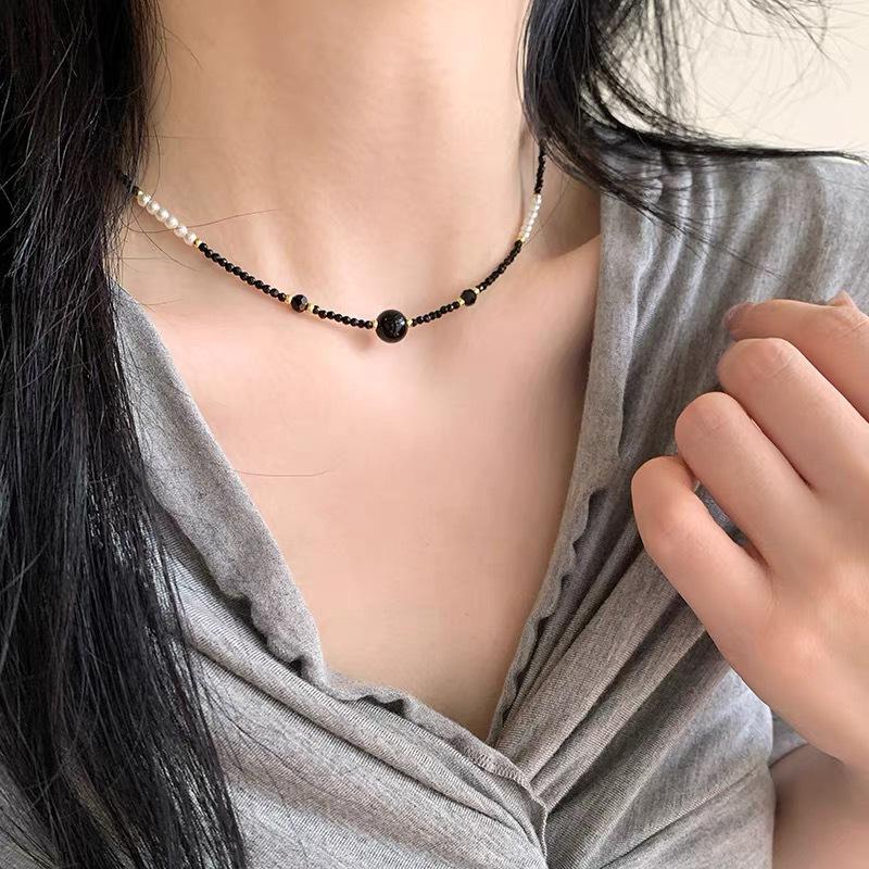 Vintage Black Crystal Pearl Beaded Choker Necklace - Stylish and High-End for Women.