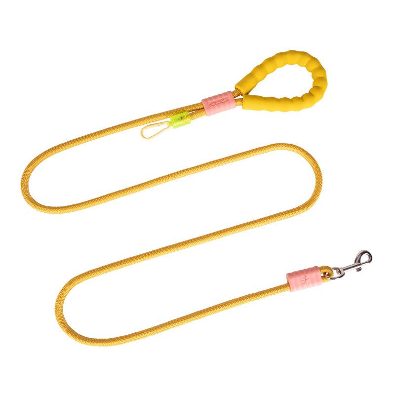 Pet traction rope does not restrain the hand rope, crossbody foam grip contrasting color three-in-one dog rope pet supplies