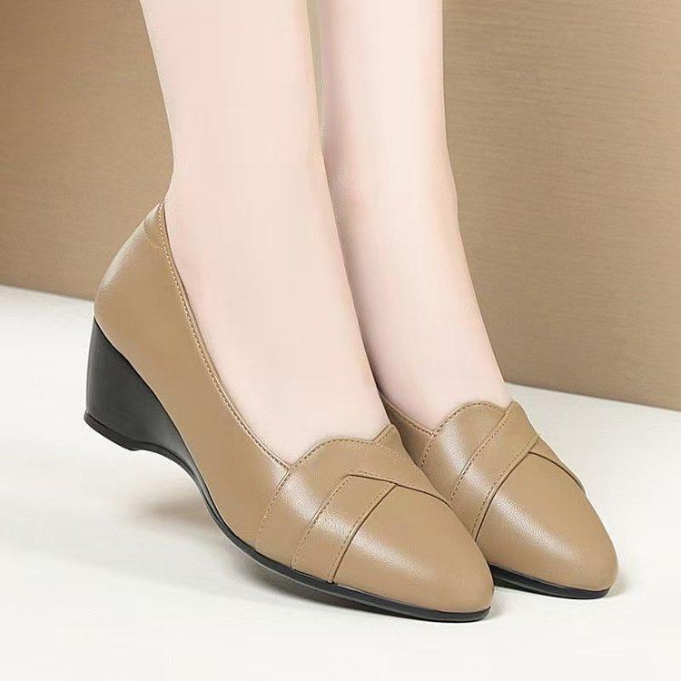 

Весна 2025 новая мама мягкая подошва не устают ноги повседневная обувь туфли на среднем каблуке для женщин среднего и пожилого возраста танкетка кожаная обувь 40