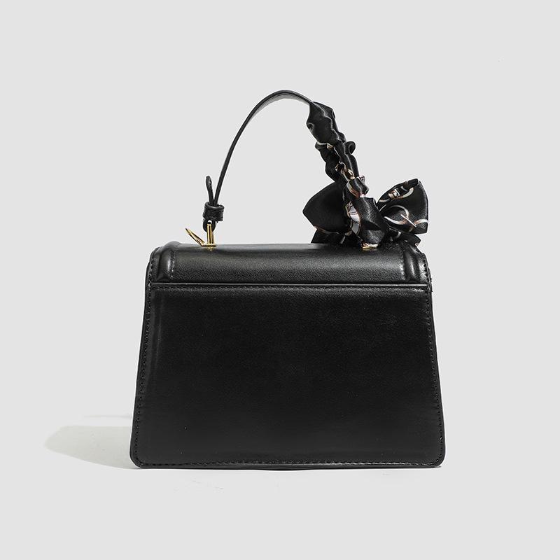 Advanced Sense of Foreign Style Small Bag Women 2025 New Handbag Hand Carry Out Small Square Bag Versatile Internet Celebrity Messenger Bag