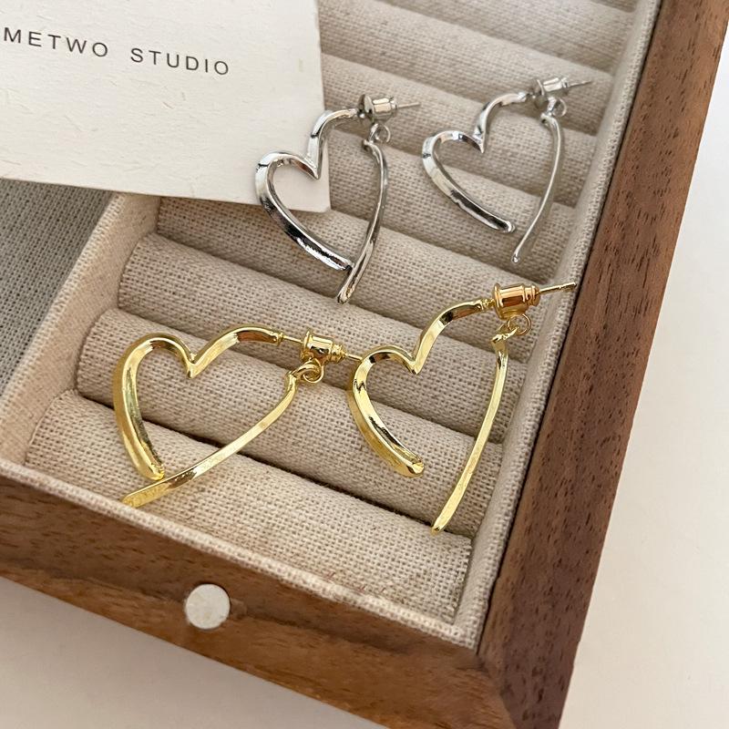 Design Sense Retro Metal Heart Earrings: Women's Summer French Style with a Hong Kong Twist - Light Luxury Ear Pins.