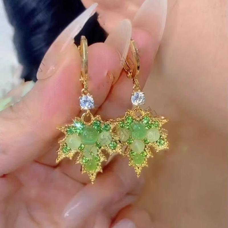Gold diamond-encrusted maple leaf pendant ear buckle 2025 new fashion design high-end earrings women's light luxury personalized earrings
