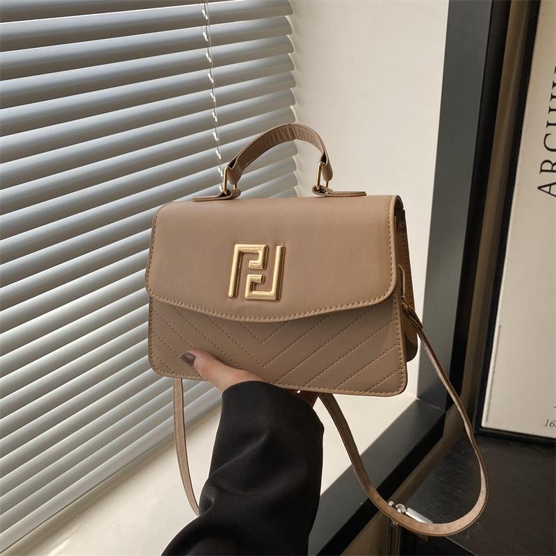 

Простая и модная сумка-мессенджер Новая женская сумка Однотонная сумка через плечо Нишевая универсальная высококлассная портативная маленькая квадратная сумка хаки