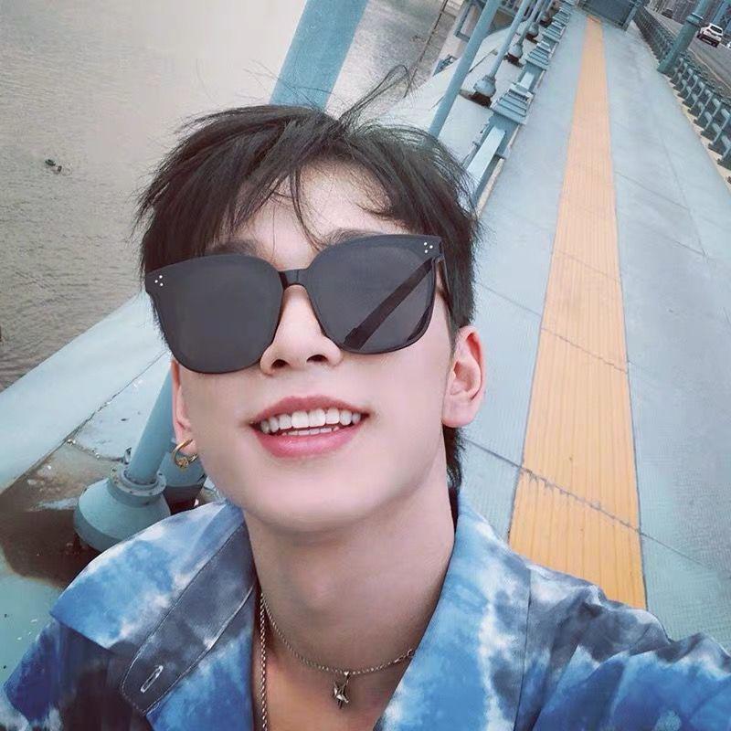 Men's & Women's Black Three-Point Sunglasses - Large Frame, Korean Style, Trendy Fashion, One-Piece Design.