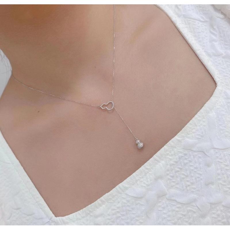 Elegant Rose Gold Gourd Pendant Necklace: Luxury Niche Clavicle Chain for Women - Exquisite Summer Choker Accessory