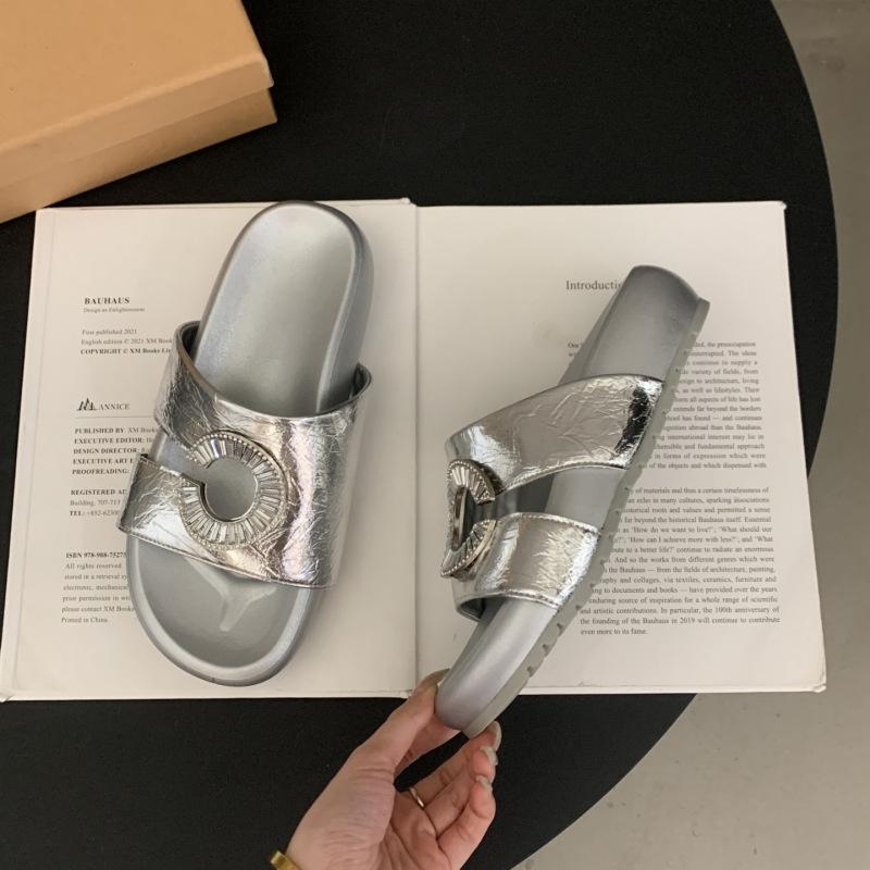 

Thick-soled cool slippers for girls to wear in summer, fashionable and high-end, niche beach shoes, non-slip casual one-word slippers 40 серебряный