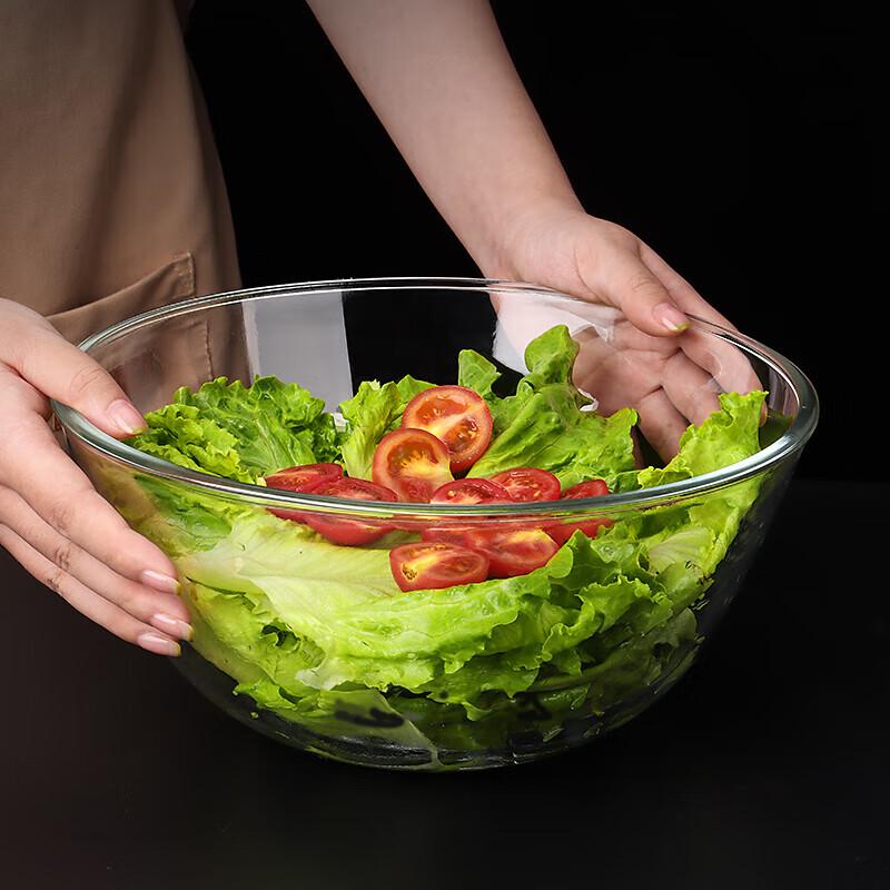 Przezroczysta szklana miska do mieszania i sałatek