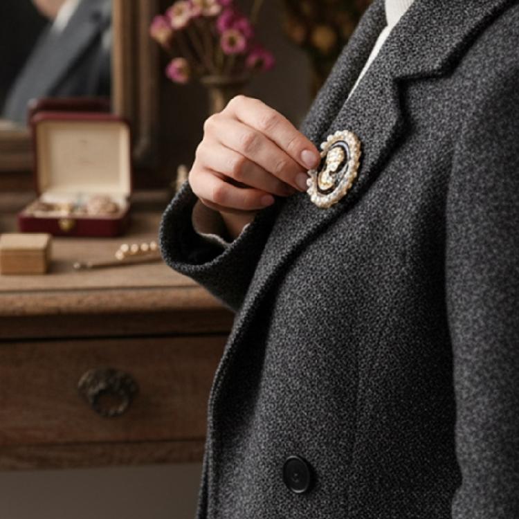 Sophisticated Vintage Cameo Brooch Beauty's Head Pearls Accented Alloy Corsage Pin Jewelry for Dress Clothing