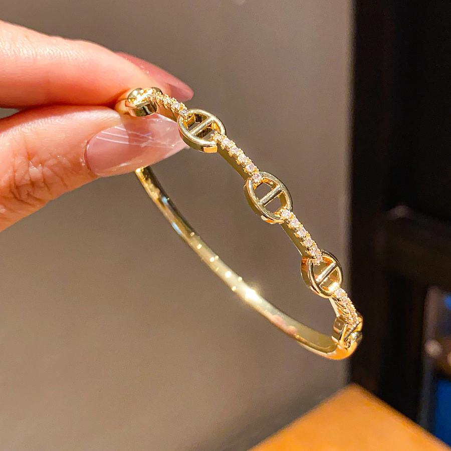 Light Luxury Zircon Crystal Bangle Bracelet With Gold Plating For Fashionable Women золотой