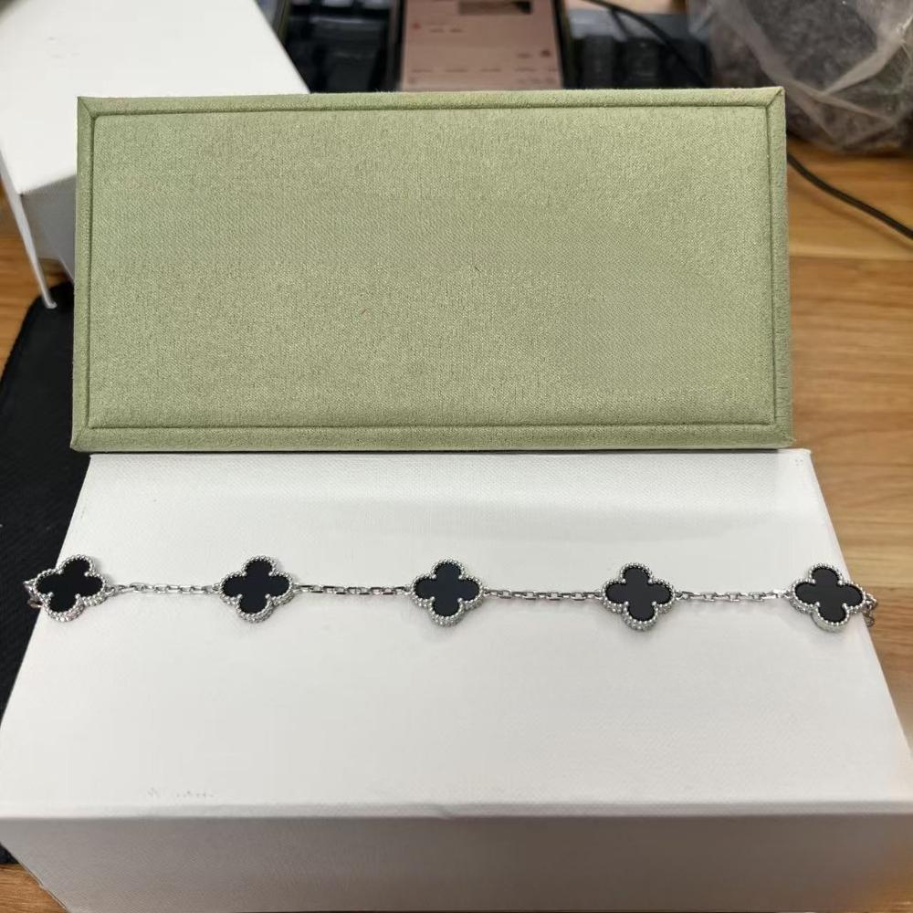 Vierblättriges Klee- und Fünfblüten-Armband mit rotem Achaten - Ein Geschenk für deine Freundin