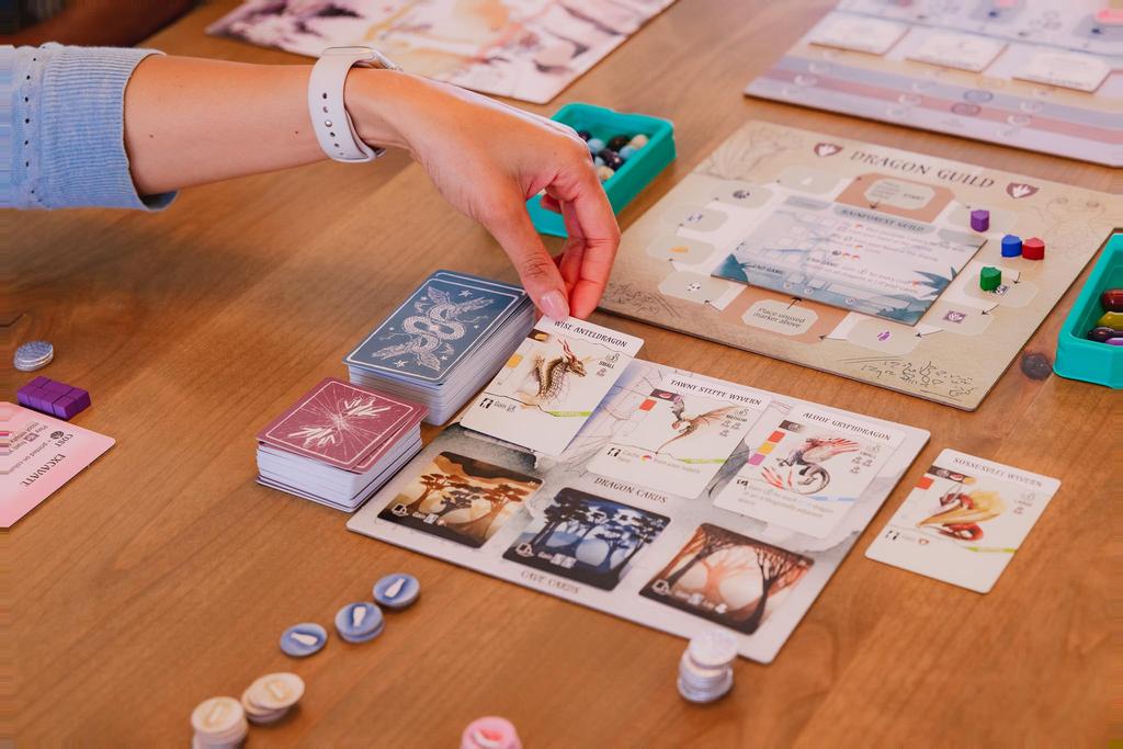 Stonemaier Wyrmspan Ein Wingspan-Spiel von Connie Vogelmann Baue ein Höhlenheiligtum für einen schönen Drachen Ein Strategiespiel für Erwachsene und Familien
