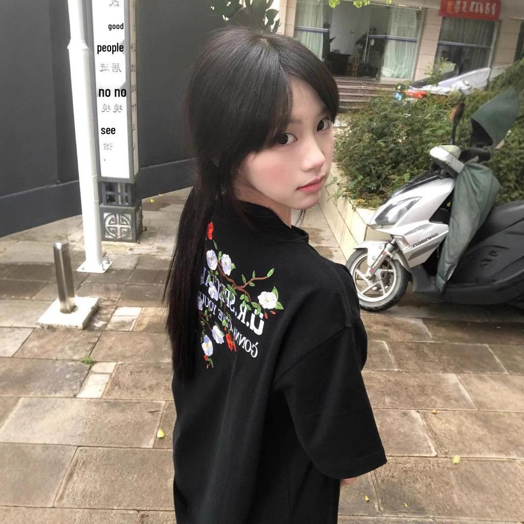 Dámský bavlněný top s květinovou výšivkou, kulatým výstřihem a krátkým rukávem - Kolekce jaro/léto 2025