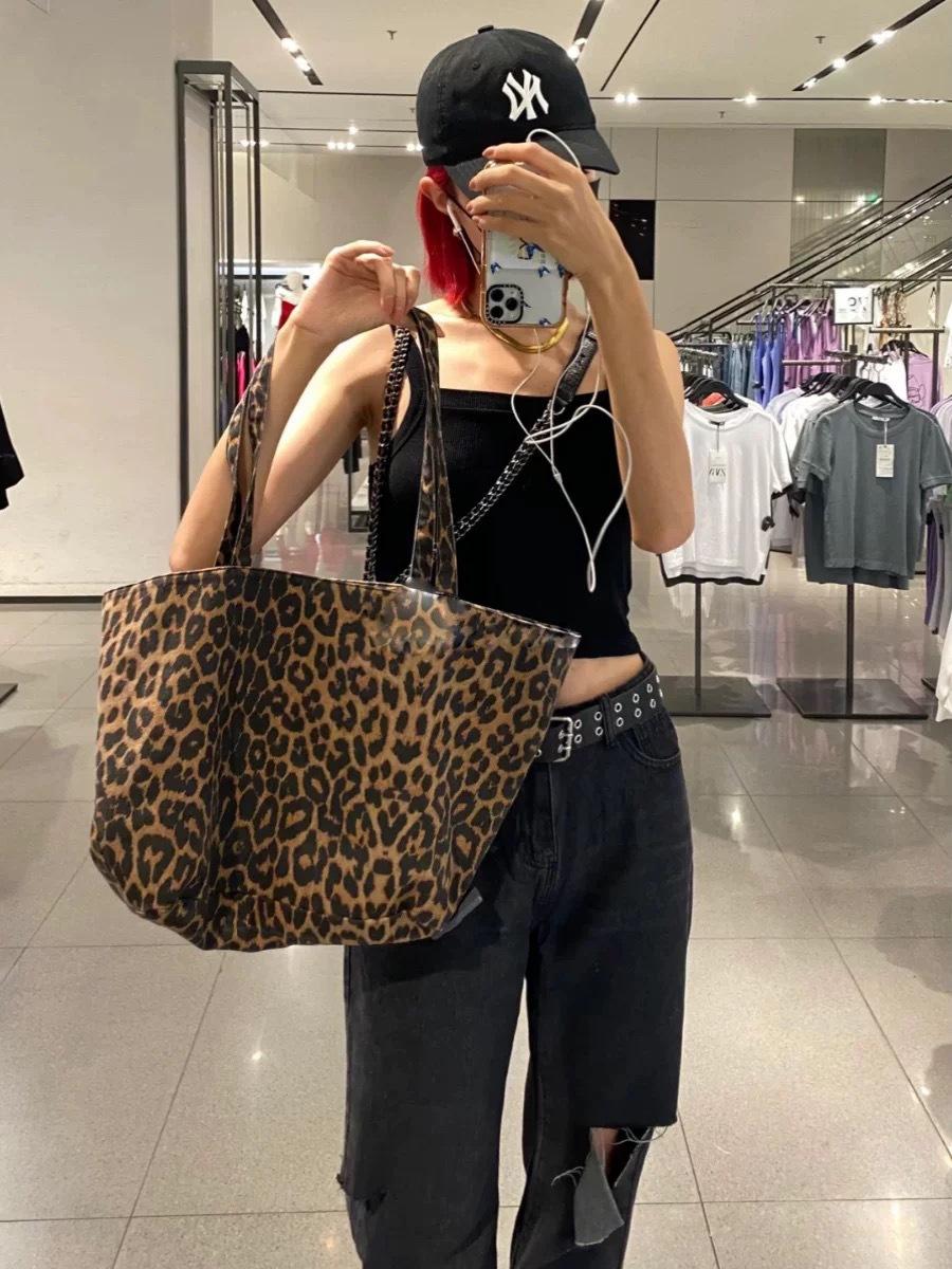 Women s bag 2026 new large-capacity tote bag women s leopard print animal print printed shoulder portable shopping bag